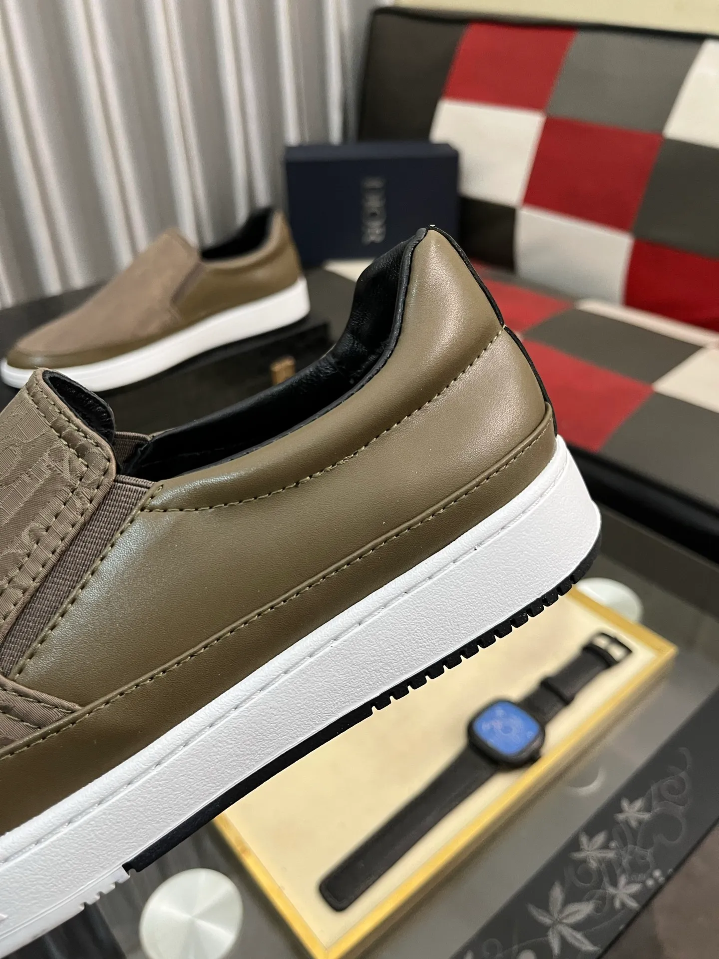 Men's men's shoes 💰420⌚️⌚️Dior unique modern style sneakers. Counter purchasing 🏃casual leather shoes😍😍 original cowhide leather imported from Italy (refuses to discolor and grind feet) soles: original soles specially provided by the original factory, super cool😍 lace up and walk with wind👍 style design ⚠️ super comfortable and wear-resistant original soles. Code number: 38-444️⃣Colors available